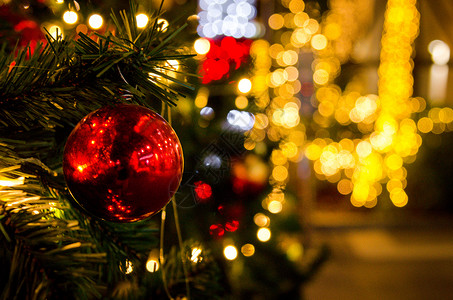 红球 装饰圣诞树的装饰品 新年和圣诞节日 复制空间背景背景图片
