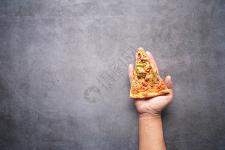 蓝底的芝士披萨吃饭红色展示盘子小吃背景图片