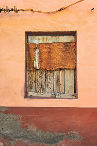 西班牙拉帕尔马圣克鲁斯因贫困和经济危机而被遗弃和镶边的空房子的窗户 木板覆盖和阻挡墙壁上有潮湿霉菌的旧村屋背景图片