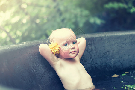 动话婴儿素材热浴缸里的温泉里有趣的婴儿游泳女孩身体享受增值税游客水池旅游娱乐护理背景