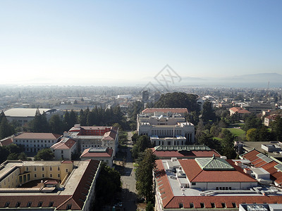 伯克利大学校园历史建筑和现代建筑的鸟眼观背景