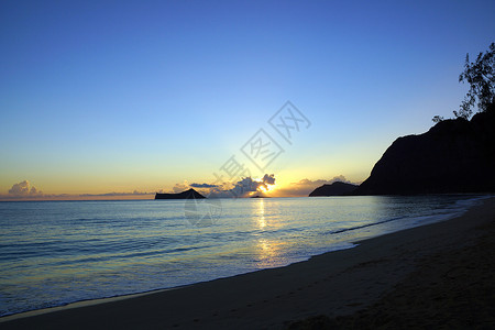 早起在罗岩岛的韦马纳洛海滩 破云而出橙子辉光天堂环境海浪椰子日出天空海岸线日落背景图片