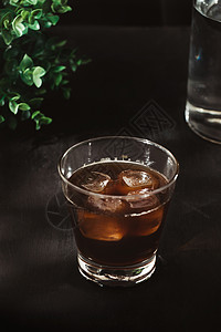 越南冰咖啡玻璃杯中的冰咖啡或冷泡咖啡棕色桌子立方体芳香白色香气冰镇饮料美食黑色背景