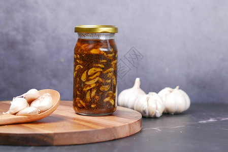盘子上的玻璃罐子里的自制大蒜小菜蔬菜食物白色寒冷食谱健康主义者香菜营养桌子背景图片