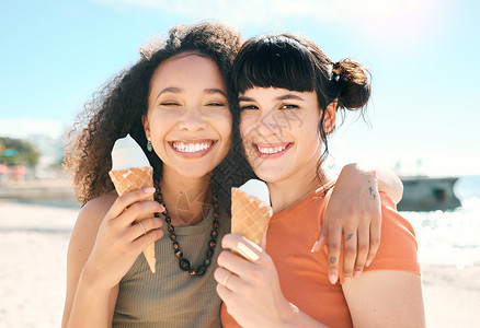 又爱又恨又是友谊的季节 两个有魅力的年轻女友在海滩吃冰淇淋的剪辑肖像画了背景