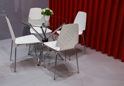 房间有四张椅子和一张桌子家具红色植物公寓水平风格工作室白色装饰背景图片