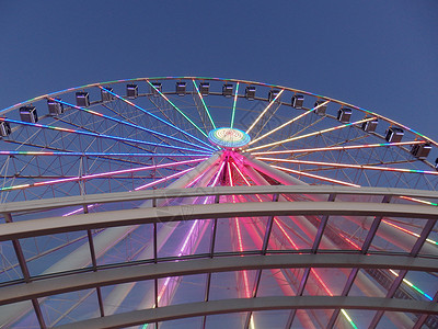 西雅图摩天轮用LED灯光向上仰望着广大的Ferris轮背景