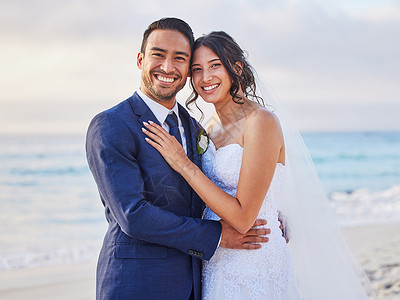 今天是我们的大日子 结婚那天在海滩的一对小情侣背景图片