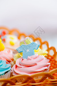 一篮松饼丝带花朵食物白色食品概念装饰品生日蛋糕玫瑰背景图片