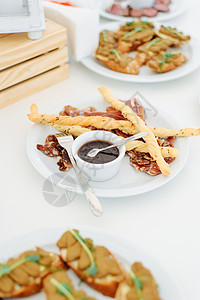 火腿片 香肠和腊肠 在板上装饰用于活动沙拉派对玻璃餐厅盘子火腿早餐小吃起动机美食背景图片