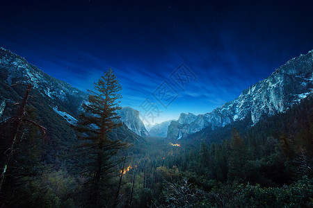 夜晚的树日出前从隧道视图的Yosemite带着和平色彩在日出前背景
