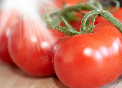一组健康的红番茄蔬菜或收获的水果 适合夏季生沙拉 一顿饭或做点心 在水龙头下清洗有机产品; 使用清洁剂和饮料来进行加工背景图片