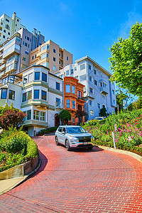 车辆驶向旧金山的伦巴德街 挨着收集多彩住宅的车高清图片