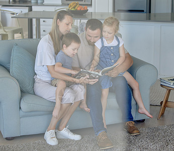 白人家庭在家里的沙发上一起看书 爸爸妈妈教他们的小儿子和女儿读书 兄妹跟父母一起读书背景图片