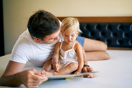 爸爸教小女儿读书的爸爸背景图片