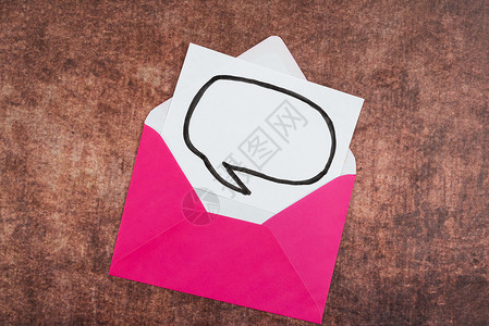 信封框带彩色信封在木质桌上的想象泡沫形状 中的空白纸张 它代表着实现企业进步的新思想和战略 CD2930 第1页粉色短信话框电子邮件创背景