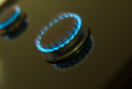 蓝色圆圈火焰黑色背景的气体燃烧器燃料厨房力量烹饪宏观安全活力炊具辉光蓝色背景