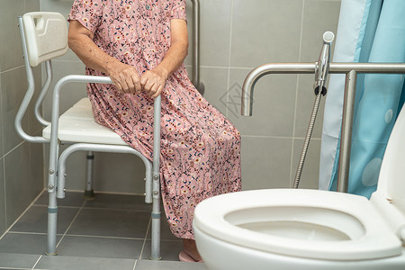 亚洲老年或老年老妇人病人在护理医院病房使用厕所浴室手柄安全 健康强大的医疗理念洗手间浴缸照片老年人栏杆洗澡医院减值合金扶手背景
