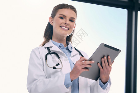 女医生画像我总是在检查病人的病历 一位年轻女医生在医院使用数字平板电脑的画像背景