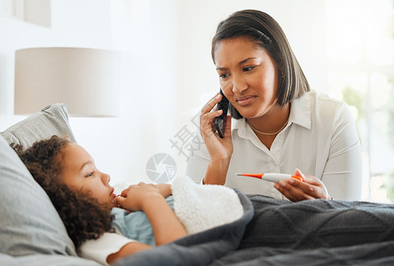 没有什么比看到你的小女儿病得这么糟糕更糟糕的了 一位年轻的母亲在家里照顾生病的女儿时打电话背景