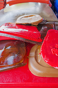从生产凝胶囊中产生的废物医药药品化学药厂重熔药理化工平板红色盘子背景图片