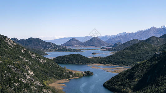 沿河流向黑山Skadar湖国家公园通航背景图片