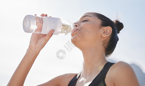 喝多一点水 你的身体会感谢你的 一个年轻女性在大自然中锻炼后饮用水背景图片