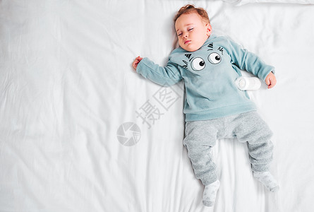 梦见一个可爱的男孩睡在床边背景图片