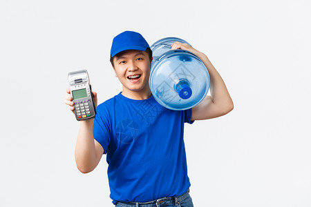 （POS收单）办公室和送货上门和员工概念 身着蓝色制服 面带微笑的友好亚洲快递员 肩上扛着干净水单的瓶子 递给客户付款的 POS 终端背景