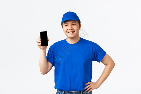 魅蓝手机素材身穿蓝制服的友好 笑笑的亚洲人送货员肖像 宣布了追踪订单申请 显示智能手机屏幕背景
