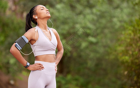 有个年轻女子在森林里慢跑时休息了一下 你猜对了高清图片