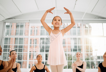 班级会微素材一位年轻芭蕾舞女为班上表演 在舞蹈工作室里看起来很骄傲 她的歌唱会是一场盛大的演出背景
