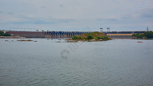 扎波罗热Zaporozhye的水电站 Dnipro河上的水电站植物岩石建筑学电气城市天空技术急流建筑环境背景