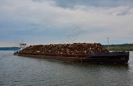 废料和货物运输业 船舶驳船运输废金属和沙砂及砂砾石巡航城市碎石生态燃料景观游客货物工厂舰队背景