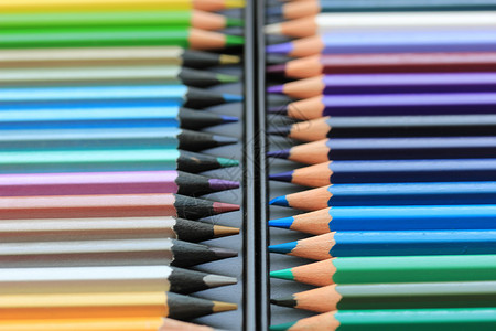 未使用的新彩色铅笔艺术家调色板工具办公用品彩虹创造力蜡笔木头绘画概念背景图片