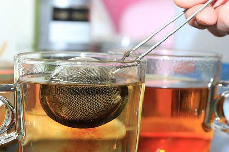金属茶喷水器茶器输液器玻璃茶碗酿造持有者液体沸腾饮料早餐背景