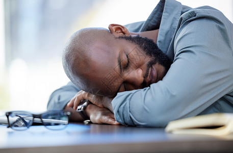 需要休息啦我们都需要休息 一个年轻商务人士 睡在办公室里工作时睡觉了背景