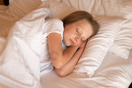 睡用手机 美丽的年轻女孩床毛巾观感 躺着 女性的细胞概念 人与平静的休息 房间美容背景图片
