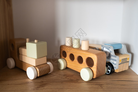 儿童房间里装有儿童木玩具架子的书架 儿童的概念汽车家庭孩子们生态玩具木头枕头木工幼儿园童年背景图片