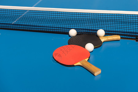 蓝色网体育馆里有乒乓球桌 电击和球反射活动工具桌子蓝色娱乐闲暇球拍爱好乐趣背景