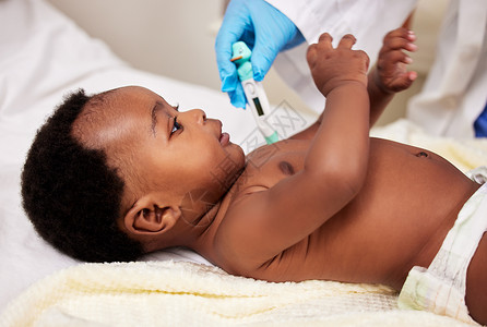 照顾子孙后代 一个小婴儿在诊所接受医生的检查背景