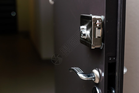 装甲家门的高度安全锁门把手玻璃入口酒店房间生活金属建筑学钥匙墙纸背景图片