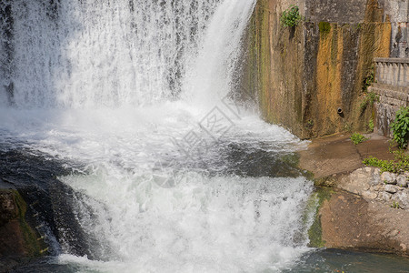人工瀑布岩石游客高清图片