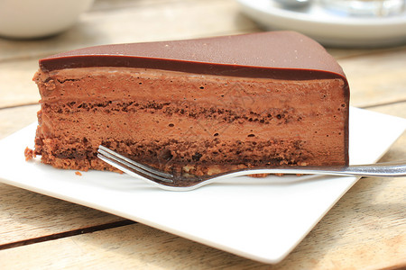 新鲜自制巧克力蛋糕展示甜点店铺糕点奶油蛋糕糖果食物盘子零售背景图片