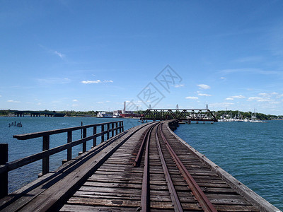波特兰Back Cove桥上的铁路轨道背景图片