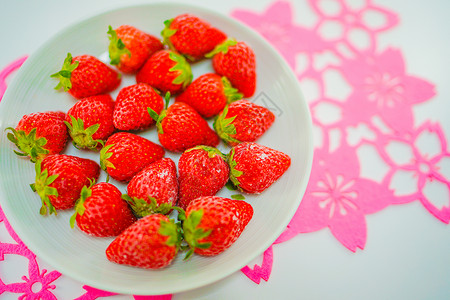 冻草莓和白菜食物鲑鱼糖果背景水果樱花盘子种子红色背景图片