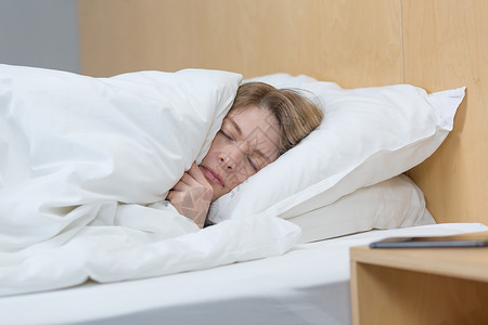 一个睡不着 心烦意乱的女人 躺在床上 躺在毯子下 想睡觉的照片音乐噪音焦虑苏醒思维孤独说谎女士疼痛卧室背景图片