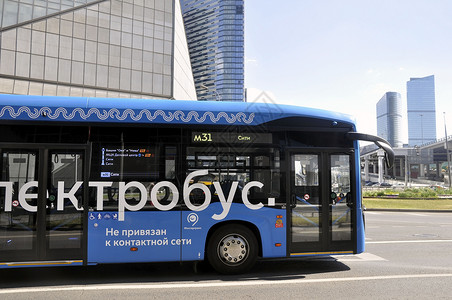城市路线上的电动公交车 未来生态友好的城市公共交通工具背景图片