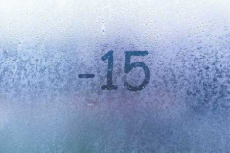 0度以下雾中窗口的手写温度 零下15度以下 冷冻天气概念(CED)背景