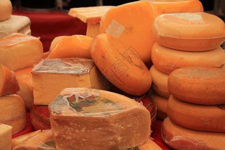 传统荷兰乳酪黄色销售陈列零售摊位牛奶市场产品奶制品商品背景图片